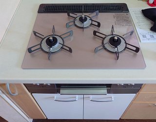 施工後：リンナイ「リッセ」RHS31W42J2RSTW・コンロ下部専用キャビネットNLA6030W