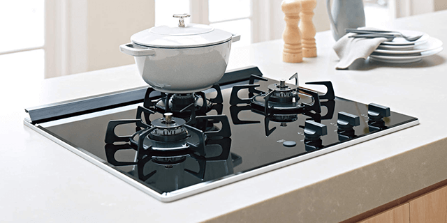 キッチンに美しく調和するグリルレスコンロ。ネロ